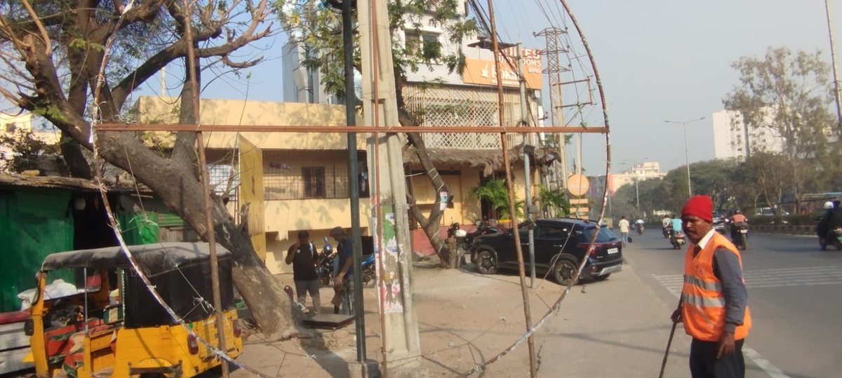 DEE_SWM_48's tweet photo. @kktsmedia @GHMCOnline @CYBTRAFFIC @TOIHyderabad @eenadulivenews @dishatelugu flexi banners removed https://t.co/zGC3mWT0QN