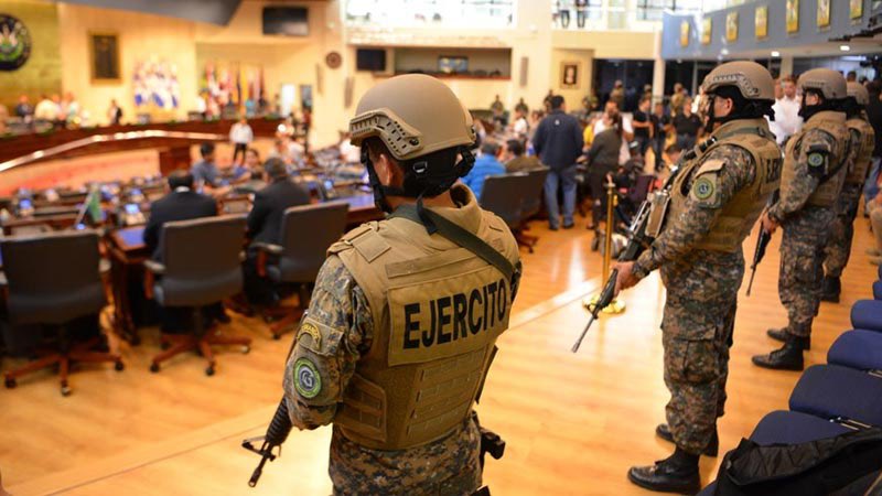 Hace exactamente 6 años, Bukele se tomó con el ejército la Asamblea Legislativa. Fue una advertencia, el autoritarismo no empieza de golpe. Lo más preocupante es que a muchos estas imágenes ya no les choquen y más bien las justifiquen.

#8F #ProhibidoOlvidar #ElSalvador