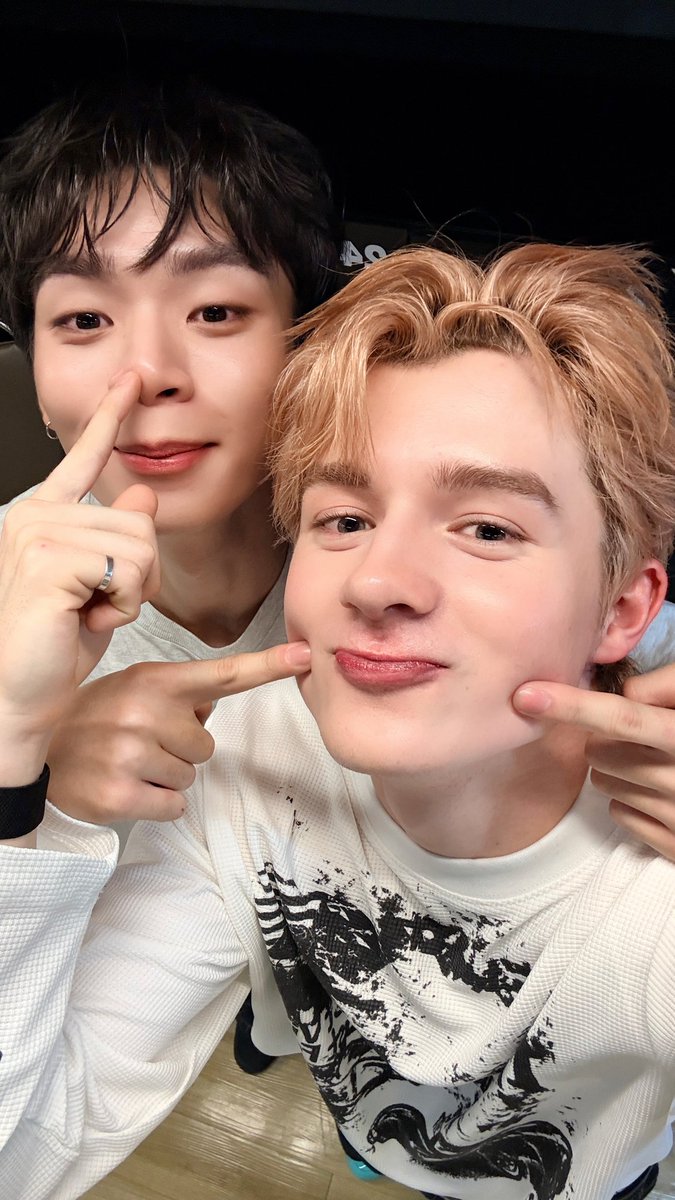 lookepeep's tweet image. 🦷🦷🦷🦷

#PIDEmonthapoom #NEWCHAYAPAK #PJmahidol #LEONBROCCO
#GELBOYS
#LOOKE