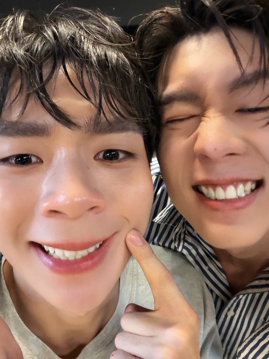 lookepeep's tweet image. 🦷🦷🦷🦷

#PIDEmonthapoom #NEWCHAYAPAK #PJmahidol #LEONBROCCO
#GELBOYS
#LOOKE