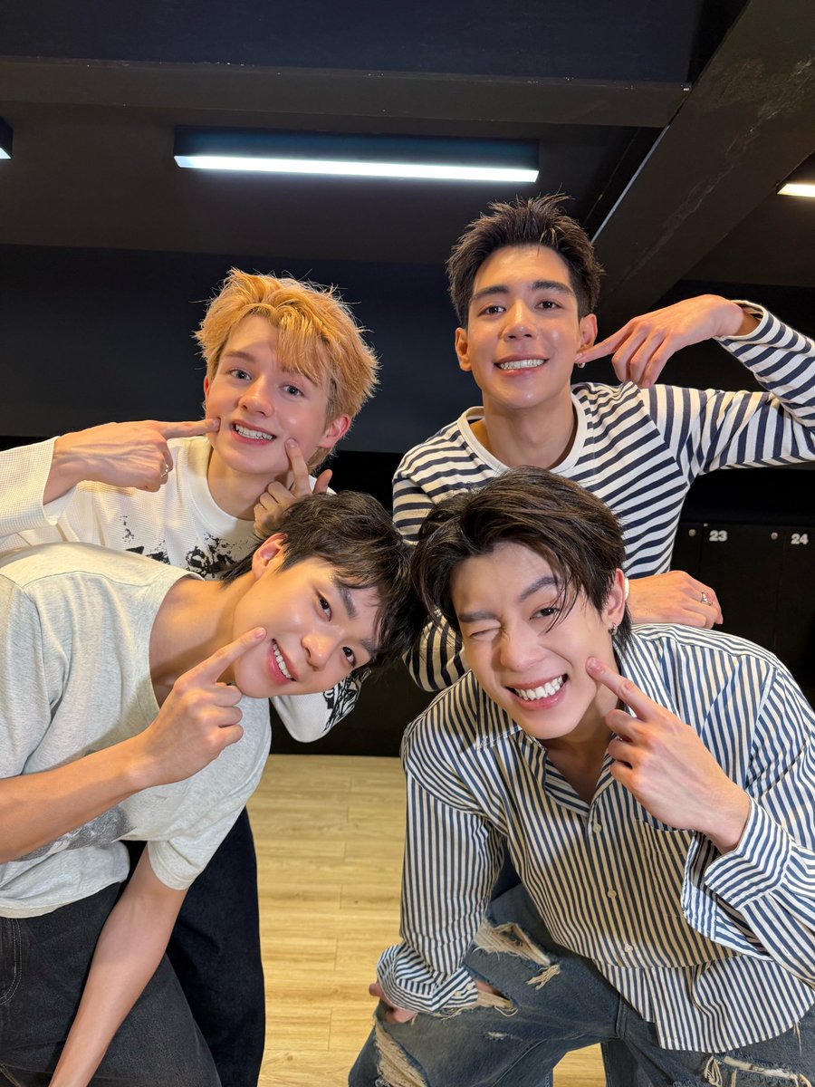 lookepeep's tweet image. 🦷🦷🦷🦷

#PIDEmonthapoom #NEWCHAYAPAK #PJmahidol #LEONBROCCO
#GELBOYS
#LOOKE