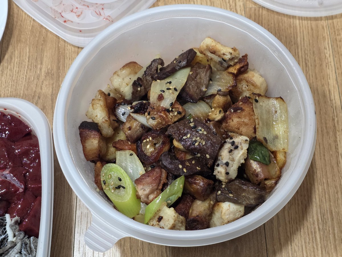crlin64's tweet photo. 오늘 일찍 퇴근해서 친구도 놀러오고 그래서 점심으로 집에서 양곱창과 뭉티기, 소 간과 천엽을 주문해서 먹고 있습니다!!
(오랜만에 먹으니 맛있네 ㅎㅎ)
#소곱창 #BeefIntestines #Tripe #BeefLiver #Omasum https://t.co/EHwKVhtINQ