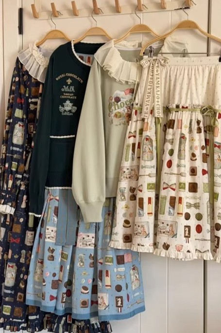 ✨予約開始✨
Chocolate スカート【YAMKAJO】
epetice.com/collections/al…

チョコレートが散りばめられたカジュアルロリィタ🍫
スカートのご予約が開始いたしました！
ご予約は2/27 AM9:00ごろまで✔️

🎉エペティス6周年記念クーポン配布中！
「epetice6th」で5%OFF🎉