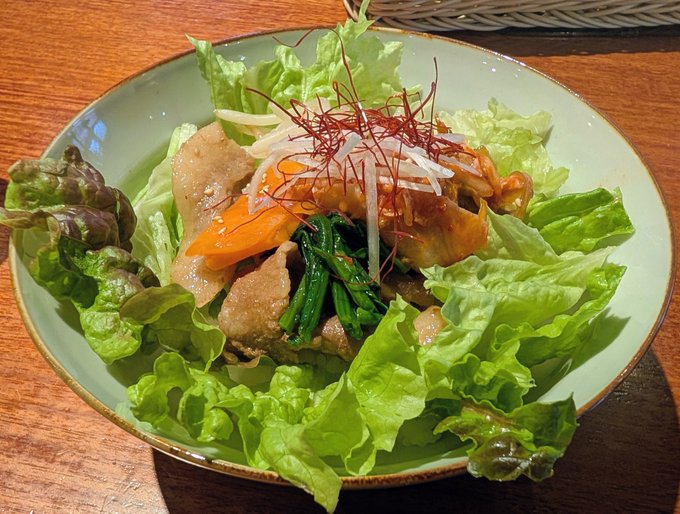 お昼は近くの喫茶店で韓国風焼肉丼。どこが韓国風かよく分からないけどキムチがちょこっと入ってた。美味しかったよ。 