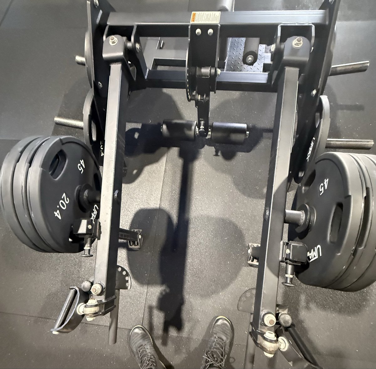 GymRatTiger's tweet photo. Arms/shoulder workout.  320 pound shrugs for 42 reps.  #yeahbuddy #lightweight #gymrat https://t.co/RJPrnzZA8x