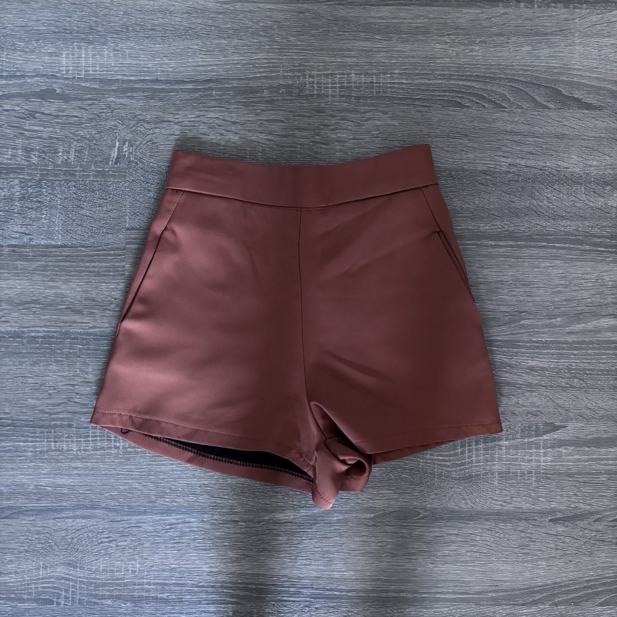 กางเกงขาสั้น ข้างหลังสม็อค เอว 24-25
50 บาท