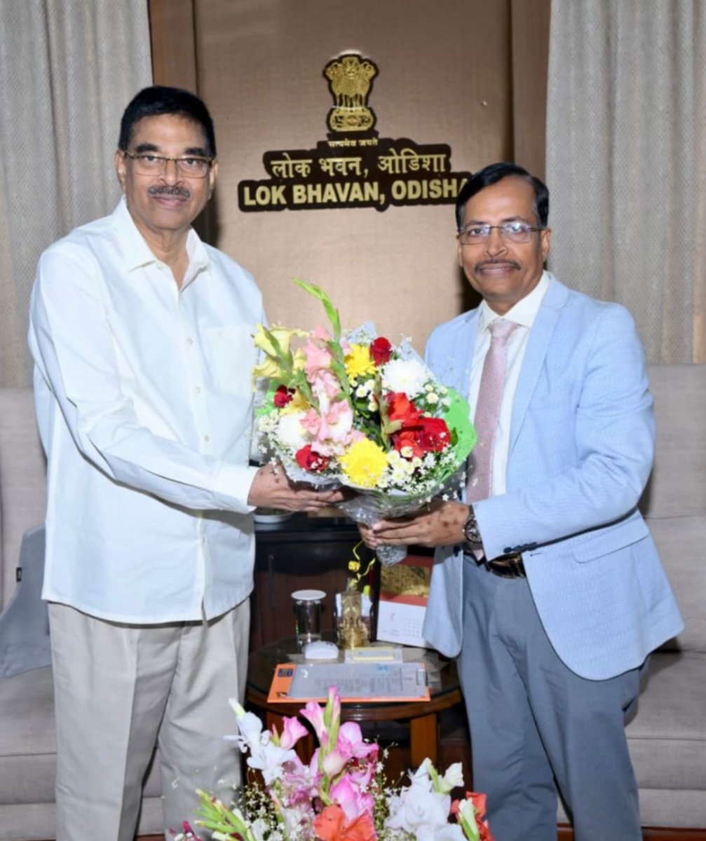 OUHS_BBSR's tweet photo. Hon’ble Vice Chancellor of Odisha University of Health Sciences Prof. (Dr.) Manash Ranjan Sahoo met Hon’ble Chancellor &amp; Governor Dr. Hari Babu Kambhampati ji in Lokbhawan today and had elaborate discussions about  health science education &amp; research that OUHS has undertaken…. https://t.co/e5IJ8eowfj