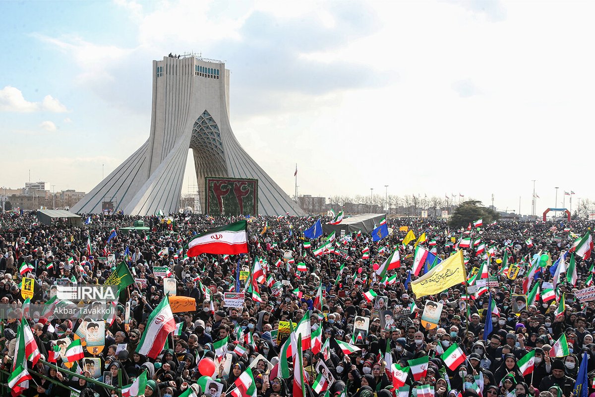 دشمن روی خستگی ما شرط بسته بود، اما نمی‌داند این ملت برای آرمانش پیر نمی‌شود. فردا با هر قدم، خط بطلانی می‌کشیم بر تمام نقشه‌هایی که برای تجزیه و تضعیف ایران کشیده‌اند.
#روز_یأس_دشمن
#ایستاده_برای_ایران