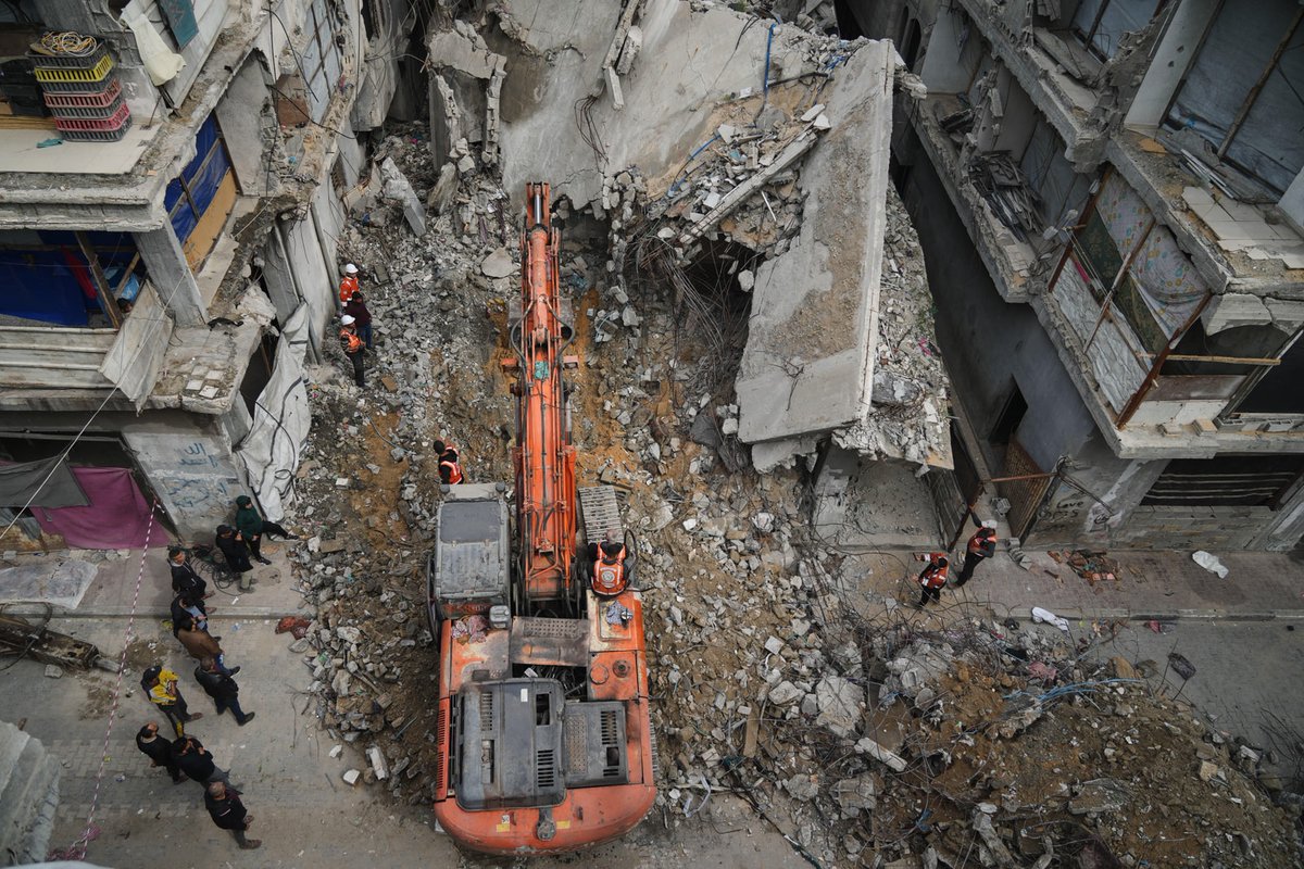 AJEnglish's tweet photo. LIVE: Israeli attack on Gaza building kills four Palestinians https://t.co/EB44hsvaIJ https://t.co/iug56JI4GN
