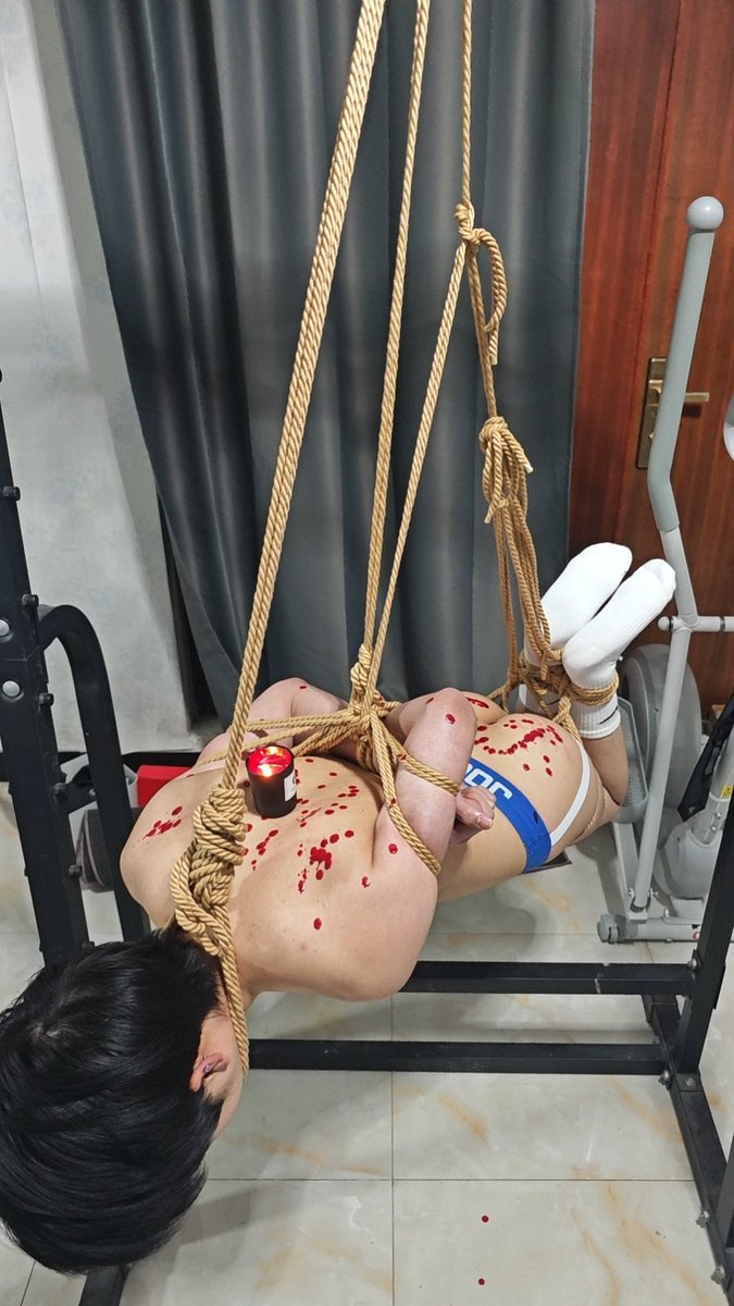 Evatopia1's tweet photo. 圈养小狗24小时都被锁着，只能伺候主人的大肉棒，还被主人吊起来，耳光，滴蜡，当做烛台轻轻摇摆。被主人挠脚心也必须尽量忍耐，不然蜡烛翻倒就惨了……折磨一晚后，终于主人给狗开锁，保持吊缚，狗屌垂直向地面，没撸下就高潮了，狗精在痉挛中一股股喷出，虽然喊不出动不了，但贱狗感到前所未有的满足 https://t.co/Z8hnAmI2bZ