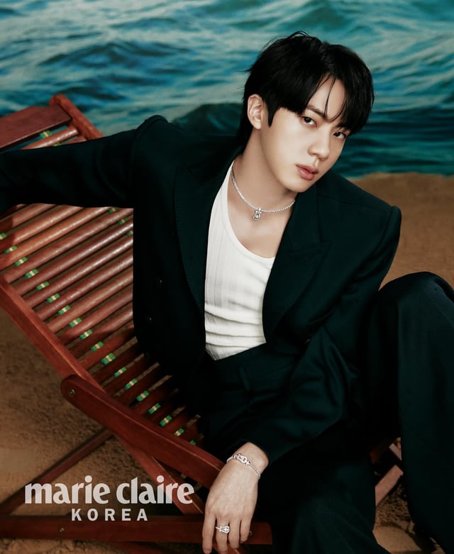 SmolAngelBean's tweet photo. 2. Seokjin for Marie Claire 🥺💖✨️

The different necklace and the light were driving me crazy but pretty sure it's an in between shots from this photoshoot https://t.co/xLgWQjwMCc