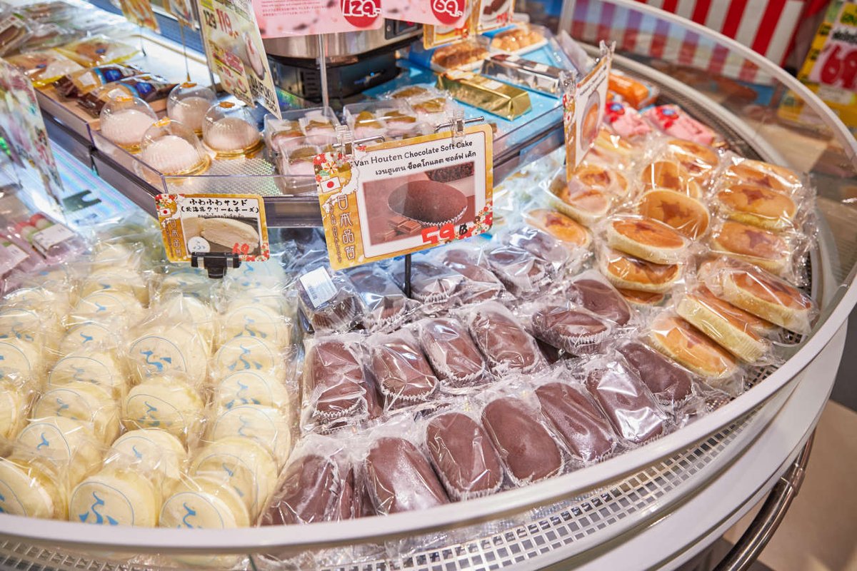 FocusShopping's tweet photo. Behind the glass at MBK Center lies a universe of edible dreams. Each delicate creation holds a secret burst of flavour, waiting to be unlocked. Venture into this sweet sanctuary and uncover your own delicious revelation within the vibrant energy of Bangkok's beloved hub. https://t.co/6Po1Up9e3S