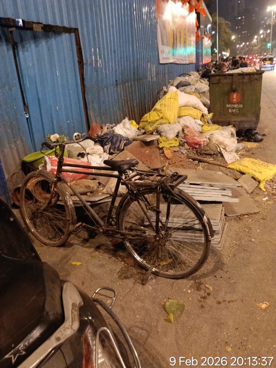 AdvPawarDeepak's tweet photo. Himalay sports club, opp Badhwar park, huge piles of debris kept of bathroom construction from last one week causing severe hardship to residents. Whose responsible?@Dev_Fadnavis @CMOMaharashtra @AUThackeray @mieknathshinde @mybmcWardA https://t.co/LFLPdDC330