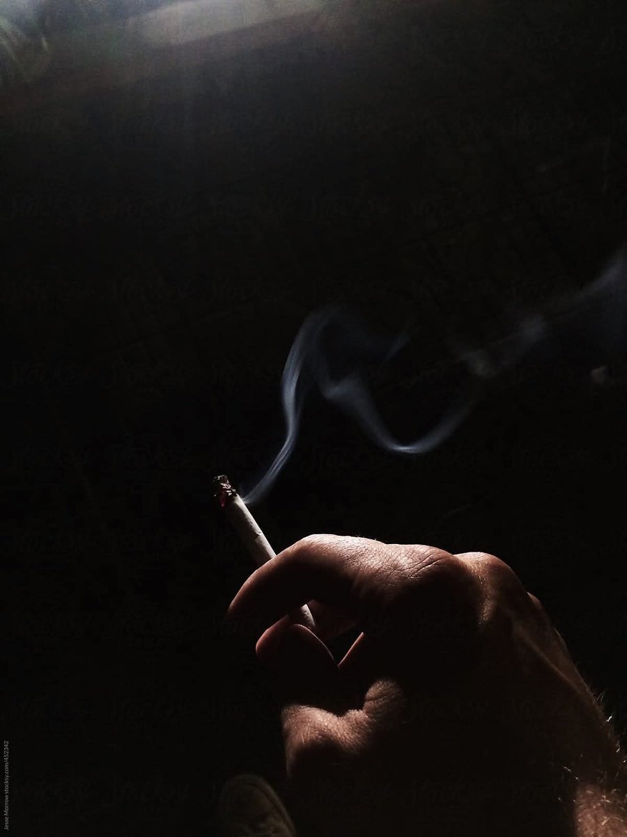 «Cada noche el diablo se sienta a la orilla de mi cama, enciende un cigarrillo y se voltea para echarme el humo en el rostro.
–¿Ya lo pensaste? –siempre me pregunta...»✌🏻

~Charles Bukowski