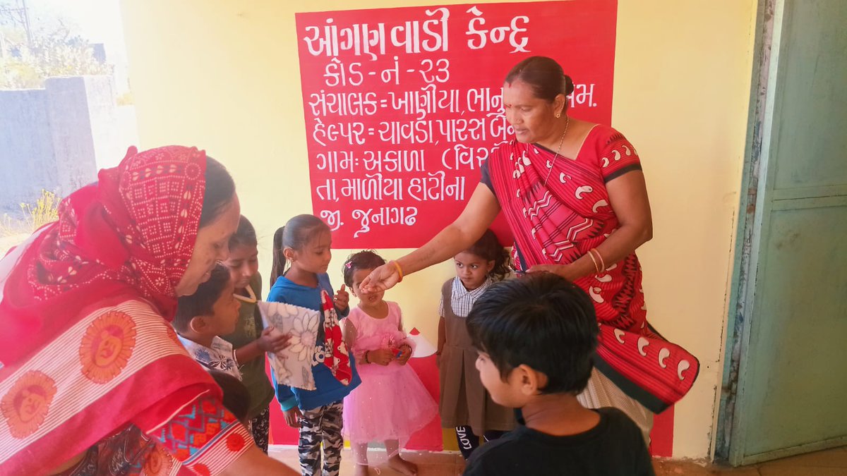 આજ રોજ આયુષ્માન આરોગ્ય મંદિર દુધાળા તથા સેજાના ગામમાં NDD રાઉન્ડ અંતર્ગત આંગણવાડી,પ્રાથમિક શાળા, માધ્યમિક શાળા માં બાળકો ને આલબેન્ડાઝોલ ગોળી આપવામાં આવી.
<a href="/TeamHealthMalia/">Team Health Malia_Junagadh</a>