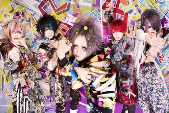 ◯◯系という枠組みが制定されなくなったのにはいくつか理由があるとは思うんですが、一番の理由は
「ヴィジュアル系が長く続いてきたから」
だと思うんですよね。