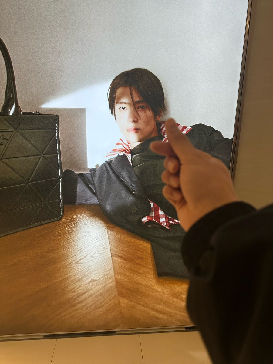 #happy반쪽즈day 

n년전 마크가 휴가받고 캐나다 갔을때 
재현이 발견하고 너무 반가워가지고
케이하트 날리면서 사진 딱 찍고
우리한테 우리애기너무멋있다고
자랑하면서 보냇던걸 아는 사람..