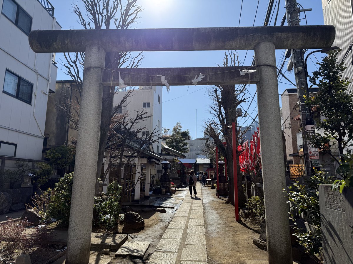 yuki2s_14's tweet photo. 今年もデサントの看板見に行けた！
本当に大きくて圧巻
今年のチケット運のお願いもできました⛩️
念願のザブトンモンブランも買えて大満足！
色々お付き合いしてくれてありがとう😊 https://t.co/Vx4Jy1BA79