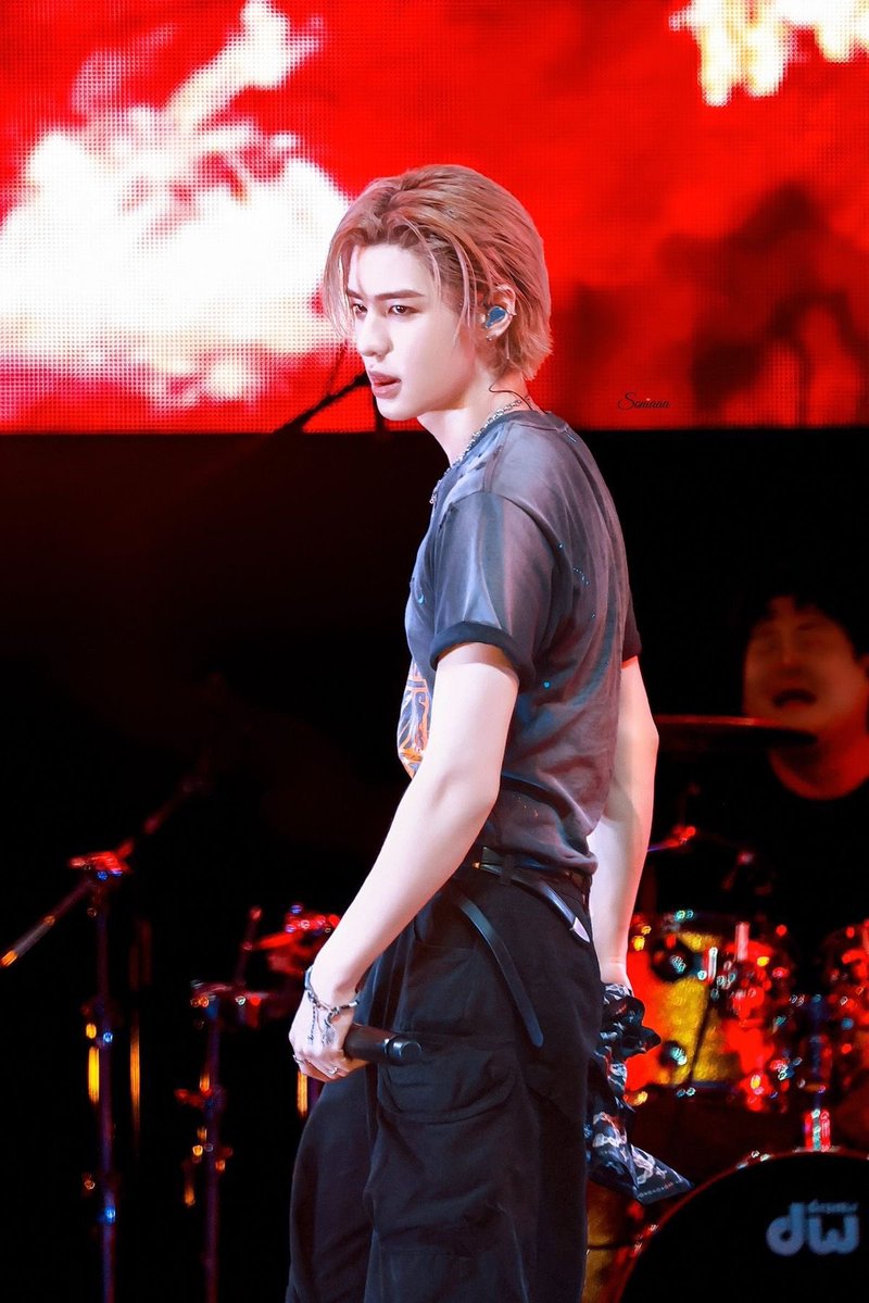 bunihanz's tweet image. oh my god the stare???