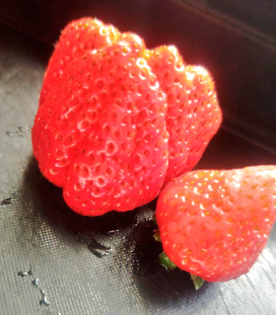 ばぁちゃんが毎年恒例のいちご🍓送ってくれた

ものすんげぇ芳醇なカホリ✨
そしてバカデカい🍓が入ってた

宮城のもういっこっていちごフルーツ苦手なわしでもうまっ！！ってなるめちゃくちゃ美味いいちごです
（回しもんじゃないよーw）

#もういっこ
#仙台いちご
#いちご🍓

#デカイ独り言