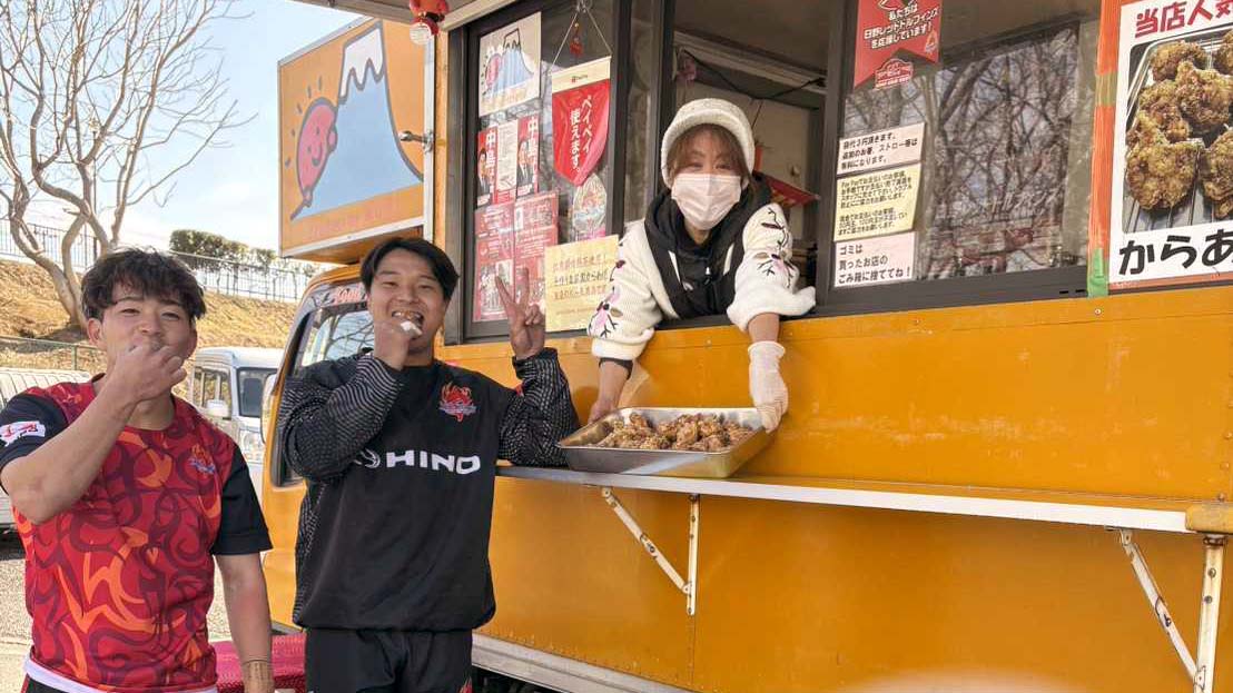 🔴POWERいただきました！🐬
今日は練習後のグラウンドに、パートナーの「麺や富士」さまのキッチンカーがスペシャル出店‼
選手たちに名物のからあげ✨を差し入れしていただきました🤩ありがとうございました。

「麺や富士」のからあげ各種・丼などは、HOST GAMEにもキッチンカーで出店中🚛