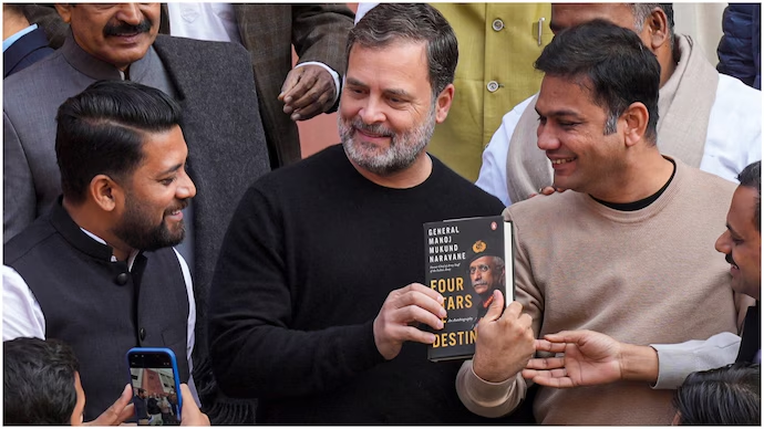 IndiaToday's tweet photo. 𝐈 𝐛𝐞𝐥𝐢𝐞𝐯𝐞 𝐞𝐱-𝐀𝐫𝐦𝐲 𝐜𝐡𝐢𝐞𝐟, 𝐝𝐨𝐧'𝐭 𝐭𝐡𝐢𝐧𝐤 𝐡𝐞'𝐬 𝐥𝐲𝐢𝐧𝐠: 𝐑𝐚𝐡𝐮𝐥 𝐆𝐚𝐧𝐝𝐡𝐢 𝐚𝐦𝐢𝐝 𝐛𝐨𝐨𝐤 𝐥𝐞𝐚𝐤 𝐫𝐨𝐰
Read more: https://t.co/416bCLkAKT | @Mausamii2u
#RahulGandhi #BookRow https://t.co/HnJybCVImo