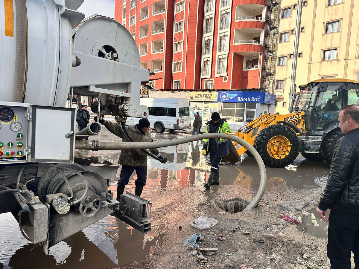 Havaların ısınmasıyla birlikte oluşan su birikintilerine Belediyemiz Su ve Kanalizasyon Müdürlüğü ekipleri tarafından müdahale edildi.

Özellikle Otogar bölgesi, Çarşı Merkezi ve Nedim Zeydan Caddesi üzerinde oluşan su birikintileri, ekiplerin çalışmalarıyla kısa sürede tahliye