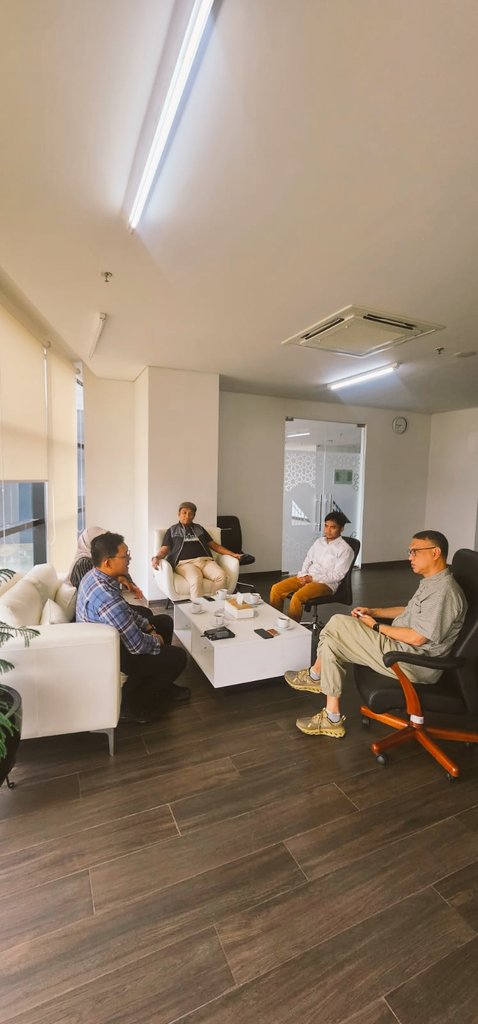 Meetup hari ini bareng team Bisnis Grand Design UIII dan NAMA Foundation menindaklanjuti meetup Minggu lalu, disepakati MOU secepatnya untuk payung hukum kolaborasi