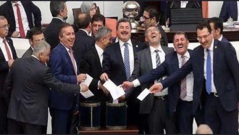 "Milletvekil sayısı azaltılsın, 4 yıllık fakülte mezunu olmak ve yabancı dil bilmek şartı getirilsin."

Katılanlar..?

#EmekliyePlanlıSefalet