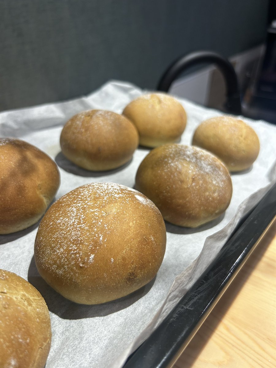 こんにちは！
今日も天気悪いね〜😳

最近曲作ったり、ケーキ焼いたり、パン焼いたり、やはり何か作るのが好きなようです🥹✨

今週も音楽とコーヒー 愛は営業しておりますが、気まぐれにパンを焼いて販売しています🔥

今日は私が1番好きなパン！
よもぎパンを焼きました❤️‍🔥