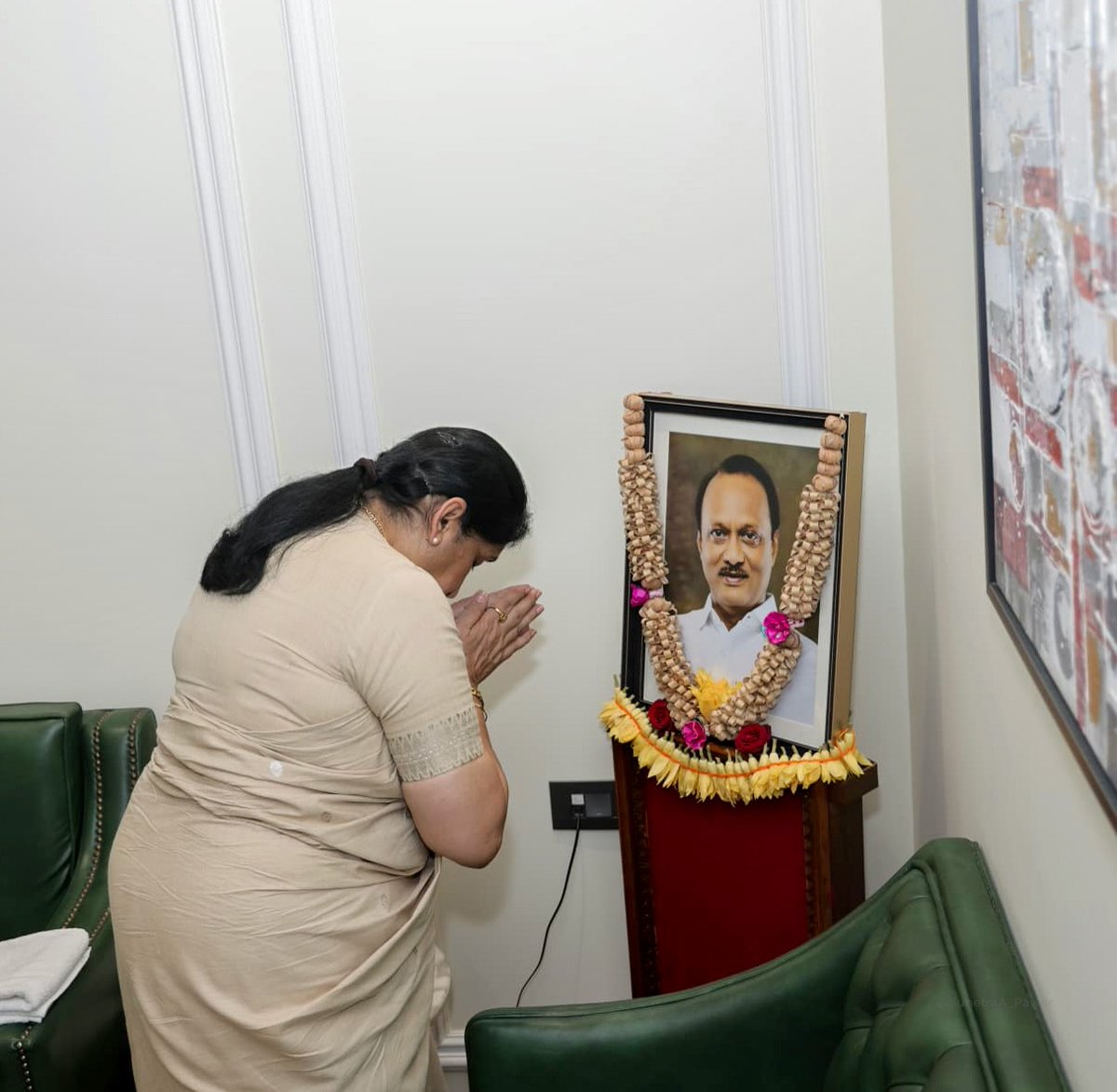 आज महाराष्ट्र राज्याच्या उपमुख्यमंत्री पदाची जबाबदारी स्वीकारत असताना विश्वासाची, कर्तव्याची आणि त्यागाची जाणीव सुद्धा आहे. मा. अजितदादांनी आयुष्यभर महाराष्ट्राच्या जनतेसाठी झटत विकासाचा जो ध्यास घेतला, तोच माझ्यासाठी मार्गदर्शक दीपस्तंभ आहे.

दादांची कार्यशैली, निर्णयक्षमता आणि