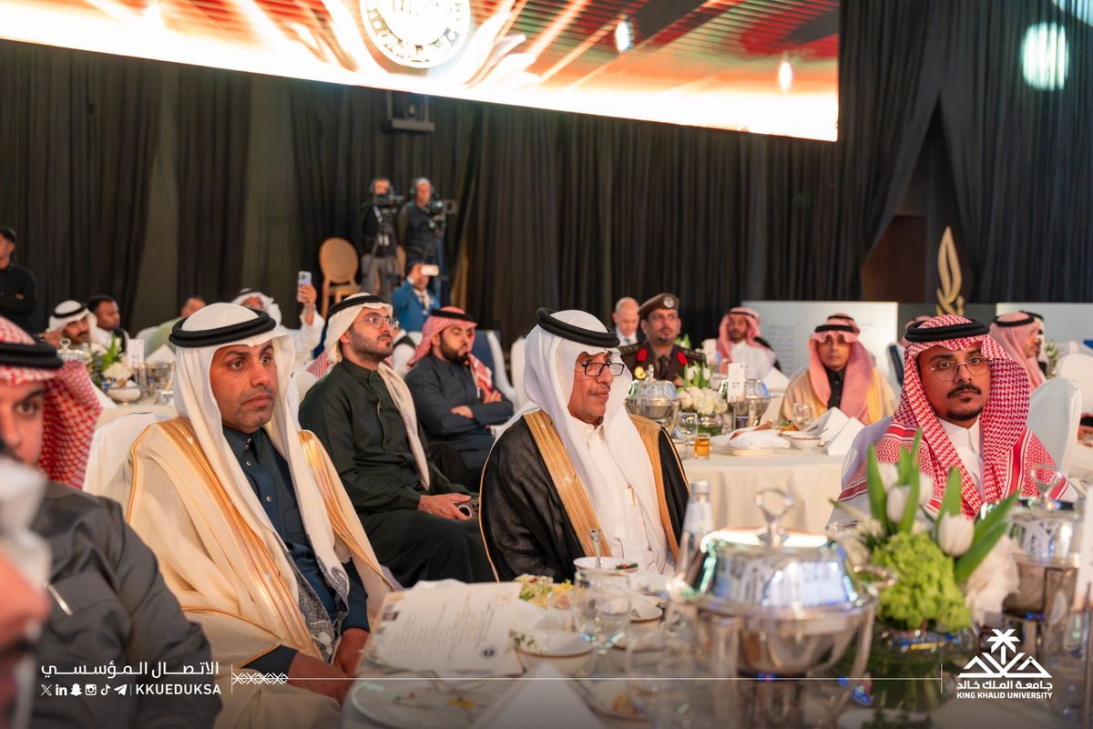 kkueduksa's tweet photo. برعاية #خادم_الحرمين_الشريفين، كرّم أمير منطقة الرياض #جامعة_الملك_خالد لفوزها ممثلة في مركز أبحاث النحل ومنتجاته بـ #جائزة_الأميرة_صيتة في دورتها الـ 13 في مجال الاستدامة البيئية، وتسلّم التكريم معالي رئيس الجامعة أ.د.فالح بن رجاء الله السلمي.. https://t.co/t3FC6gdDv9