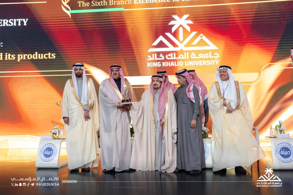kkueduksa's tweet photo. برعاية #خادم_الحرمين_الشريفين، كرّم أمير منطقة الرياض #جامعة_الملك_خالد لفوزها ممثلة في مركز أبحاث النحل ومنتجاته بـ #جائزة_الأميرة_صيتة في دورتها الـ 13 في مجال الاستدامة البيئية، وتسلّم التكريم معالي رئيس الجامعة أ.د.فالح بن رجاء الله السلمي.. https://t.co/t3FC6gdDv9