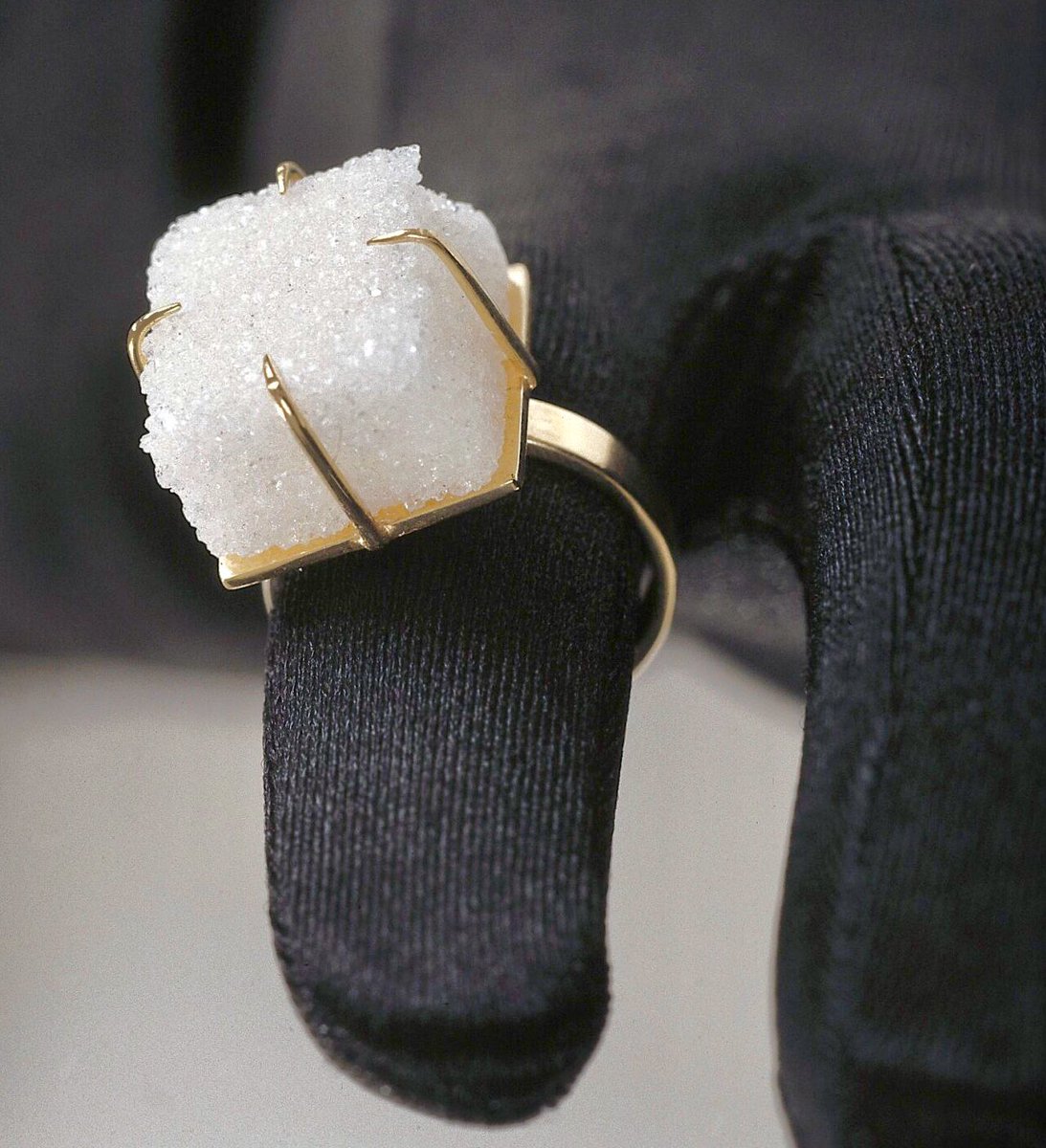 角砂糖の指輪。安価で壊れやすい角砂糖を高価で永続的な宝石の代替に。着用者はいつでも角砂糖を交換できる。メレット・オッペンハイムが1936年に発表した作品。