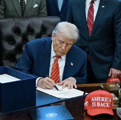 usanewshq's tweet image. 🚨 President Trump is considering signing a new law that will require all teachers to wear bodycams