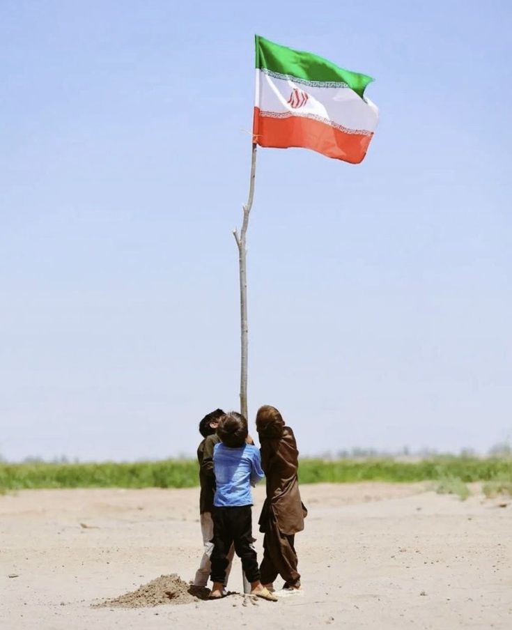 حضور در راهپیمایی فردا،تنها یک گردهمایی نیست؛ یک وظیفه‌ی دینی و عبادتی است که وفاداری ما را به آرمان‌های انقلاب اسلامی نشان می‌دهد. 
#روز_یأس_دشمن
#ایستادگی_ملی