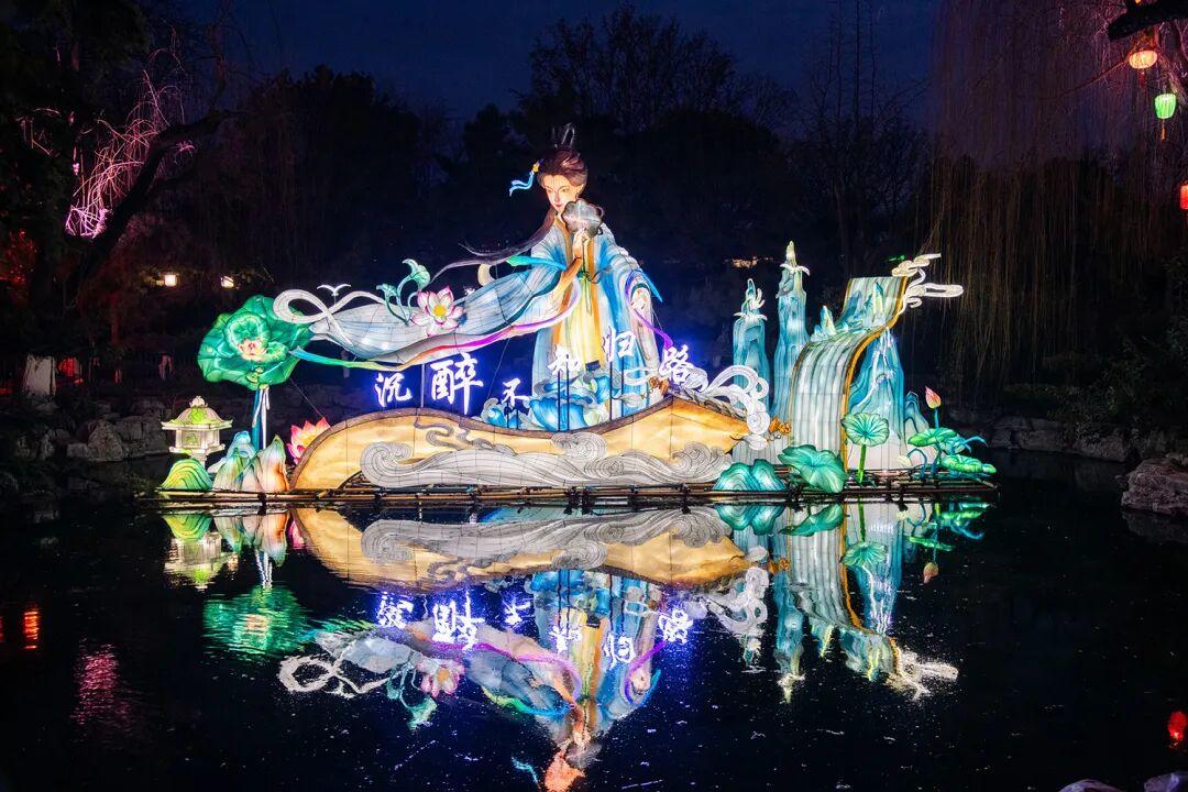 TouchShandong's tweet image. The 45th Jinan #SpringFestival Lantern #Fair will open on February 14. 100,000 festive #lantern ornaments wind gracefully along the city moat, linking the three iconic #scenicspots of Baotu Spring, Wulongtan Park and Daming Lake, while showcasing the essence of Jinan’s spring