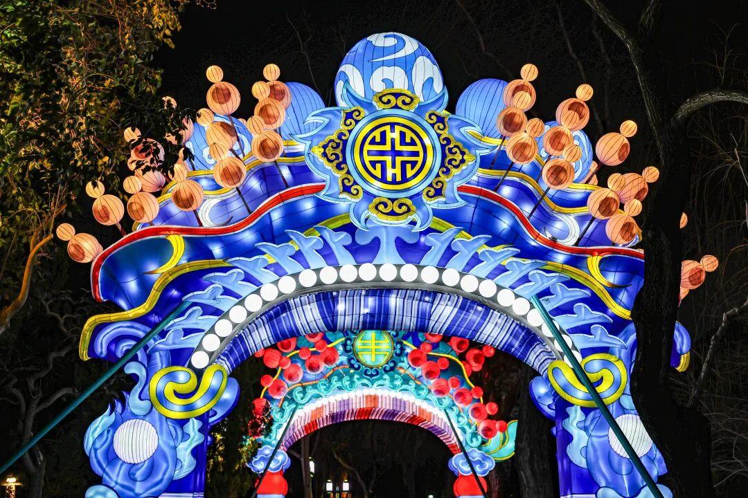 TouchShandong's tweet image. The 45th Jinan #SpringFestival Lantern #Fair will open on February 14. 100,000 festive #lantern ornaments wind gracefully along the city moat, linking the three iconic #scenicspots of Baotu Spring, Wulongtan Park and Daming Lake, while showcasing the essence of Jinan’s spring