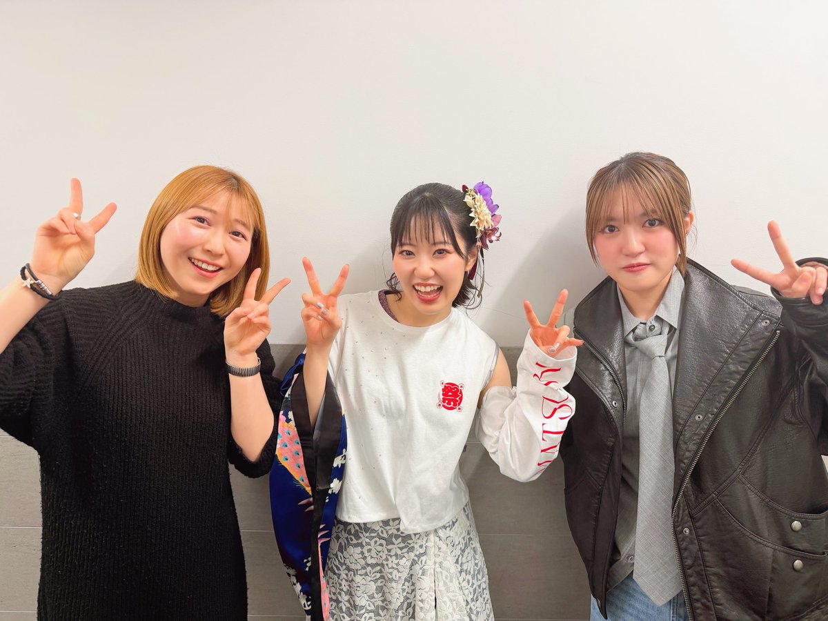 Yaskiyo_manager's tweet photo. 先日、東山奈央ちゃんの「祭」LIVEにご招待頂きました🏮🌸
全編通して素敵なライブイベントで、わくわくする演出や光る演奏、そして奈央ちゃんのダンス‼️歌‼️表現の全てに魅せられました。
みんなで行きましょう、虹の向こうに…🌈🪽🪽

奈央ちゃんが先日の #僕雨ツアー にくれたお花と対になるようなアンサーフラスタを、ハナノキさんに作成して頂きました。愛が深い…✨
本当にありがとうございました💐

祭の主役 奈央ちゃんとJUNNAちゃんと📸
.❀きよの❀.