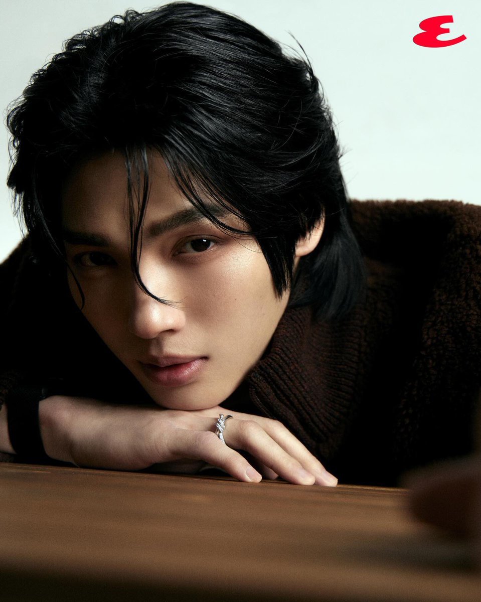 MaryxNongWin's tweet image. [trans] #EsquireINTERVIEW (3) 

🔴: How have you been preparing for RISER CONCERT: THE FIRST RISE? Tell us about it.

🐰: We’ve started dance rehearsals and song practice already. I’ve just finished listing all the songs that will be performed on stage.

🔴: We know you’re