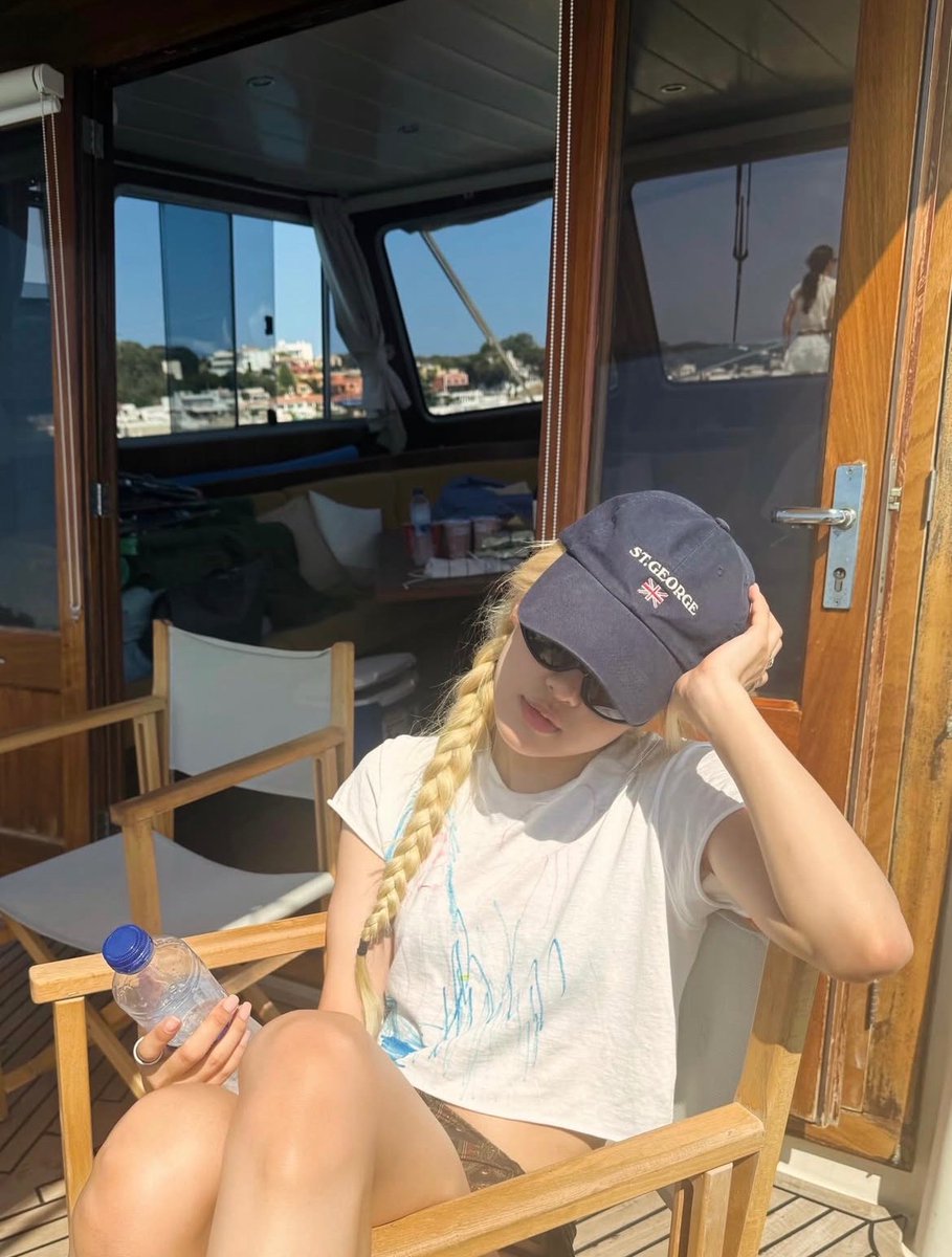 blckpinkpic's tweet image. Happiest birthday to our forever number one girl, ROSÉ! Hope you know that we are very proud of you for everything that you’ve done including the recent Grammy performance and nominations you had and we couldn’t be happier to know how far you’ve worked hard for it. Can’t wait to…