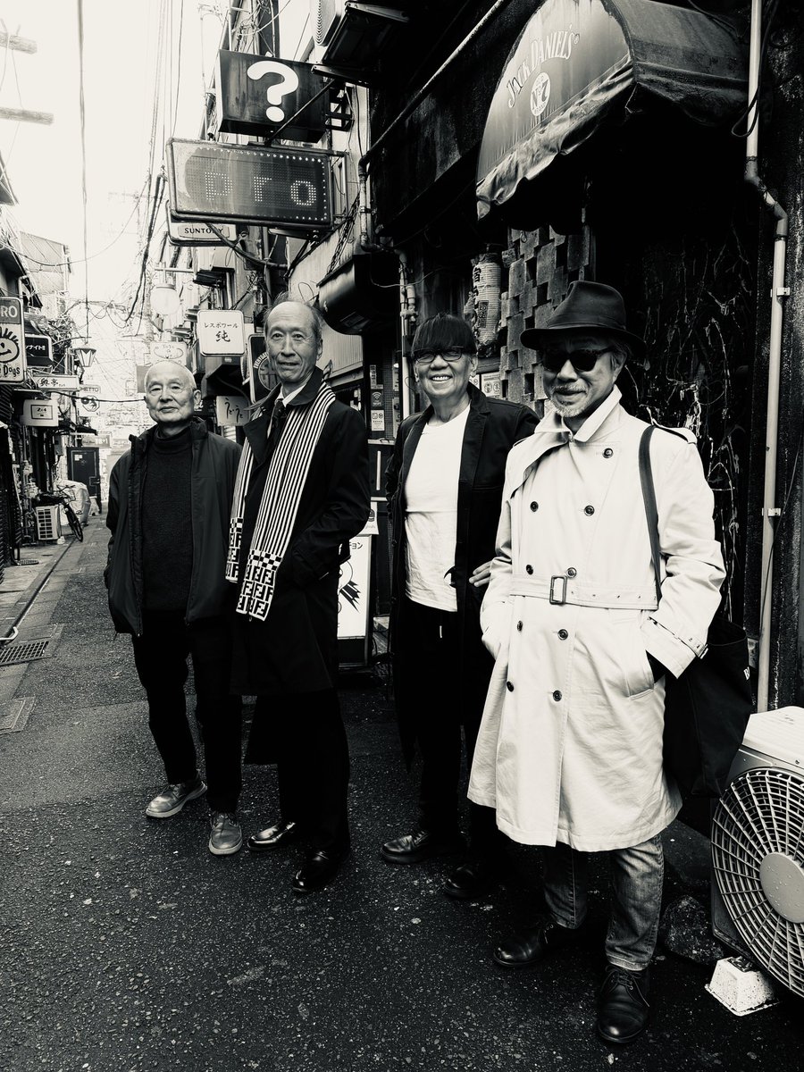 YujiHorii's tweet photo. 学生時代、アンドレというグループを組んでいたのですが、その時の仲間が集まって、50年前の写真を再現してみました。皆、歳をとってしまいましたが、気持ちは若いままでいたいですね。若いままで痛い、ではなくてw https://t.co/lsW7PGz1c7