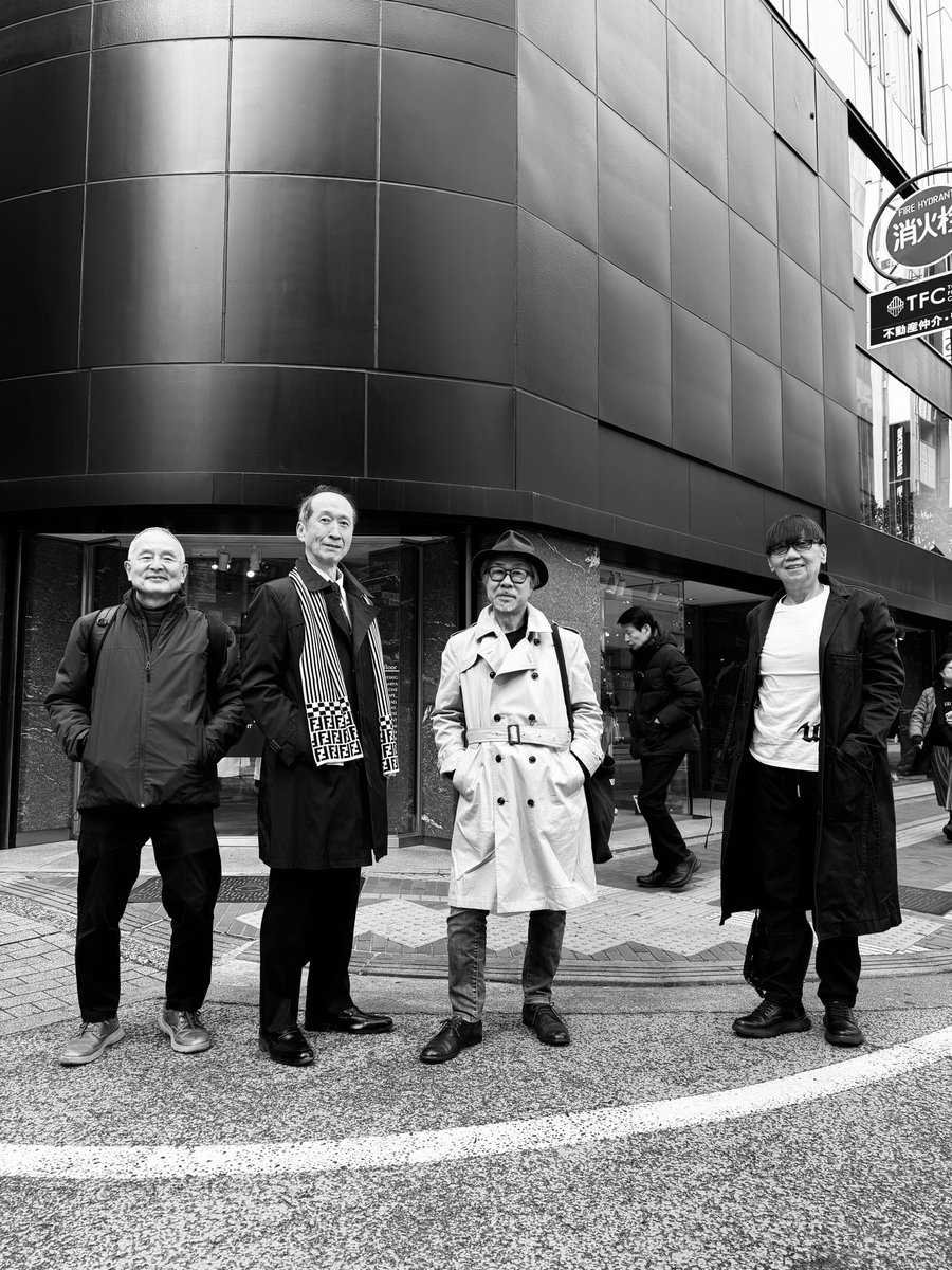 学生時代、アンドレというグループを組んでいたのですが、その時の仲間が集まって、50年前の写真を再現してみました。皆、歳をとってしまいましたが、気持ちは若いままでいたいですね。若いままで痛い、ではなくてw