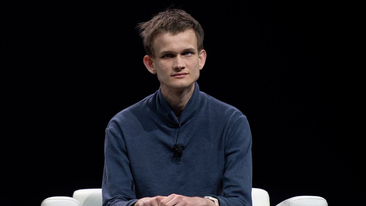 coinbureau's tweet image. 🤖 VITALIK CALLS FOR ETHEREUM-LED AI FUTURE

Vitalik Buterin says the “race for AGI” is flawed and wants a safer, decentralized approach built on Ethereum instead.

He backs local AI models plus crypto-style governance to curb Big Tech dominance.