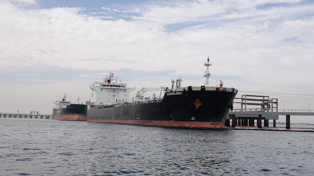 OxCIEJ's tweet photo. 🛢️ Namibia just confirmed 21 BILLION barrels of oil in the Orange Basin

The problem? After 30 years, there's still no law governing natural gas exploitation

Our latest #PowerTracker investigation by John Grobler reveals what's at stake ⬇️ https://t.co/YBair5AzY6 https://t.co/74Kw13jyhD