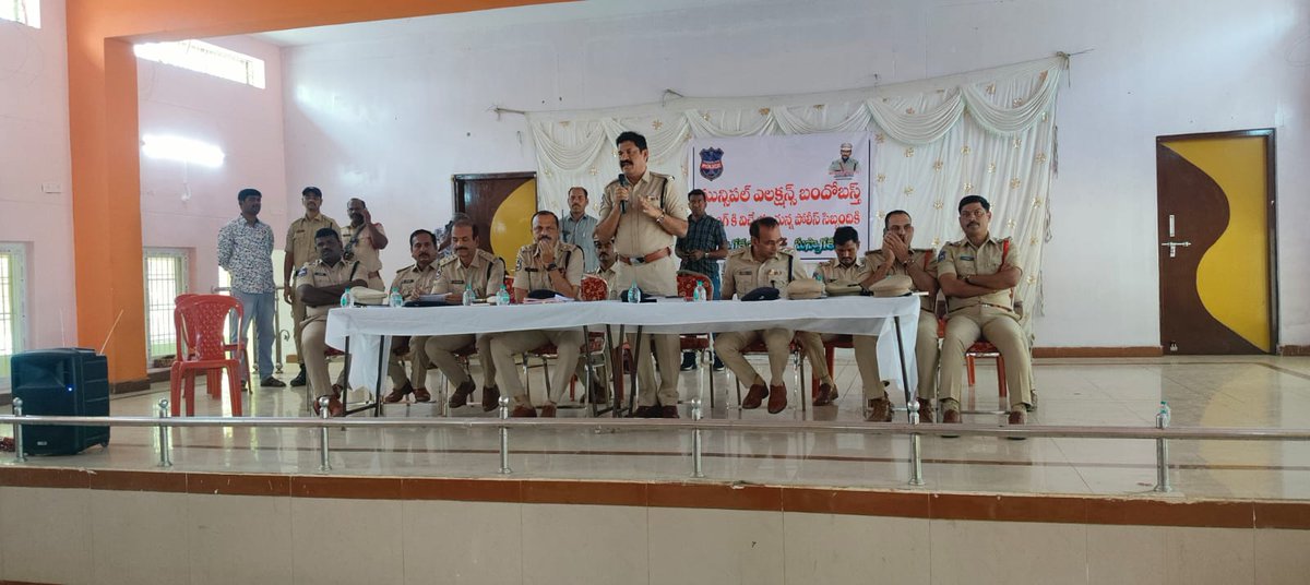భూపాలపల్లి మున్సిపాలిటీ పరిధిలో జరగబోవు సాధారణ మున్సిపల్ ఎన్నికల సందర్భంగా ఈ రోజు జయశంకర్ భూపాలపల్లి జిల్లా Addl. SP నరేష్ గారు పోలీస్ సిబ్బందికి సూచనలు, జాగ్రత్తలు చెప్పడం జరిగినది. <a href="/spbhoopalpalli/">SP Bhupalapally</a> <a href="/TelanganaCOPs/">Telangana Police</a>