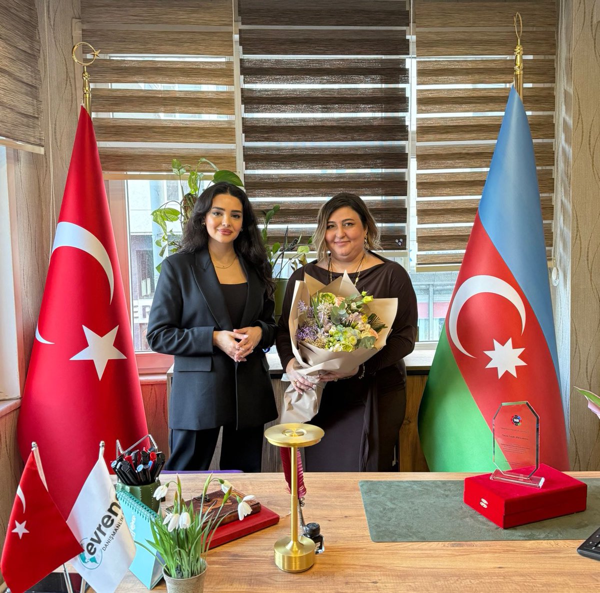 TAİB olarak üyemiz Evrensel Danışmanlık ve Tercüme’nin yeni ofisini ziyaret ettik. Kurucusu, iş insanı Saide Hüseynova’ya ev sahipliği için teşekkür eder, başarılarla dolu bir dönem dileriz!