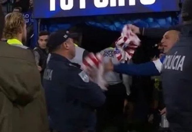 atletiuniverse's tweet image. FC Porto fans tried provoking Morten Hjulmand with an Atlético Madrid shirt last night.

[via @CabineSport]