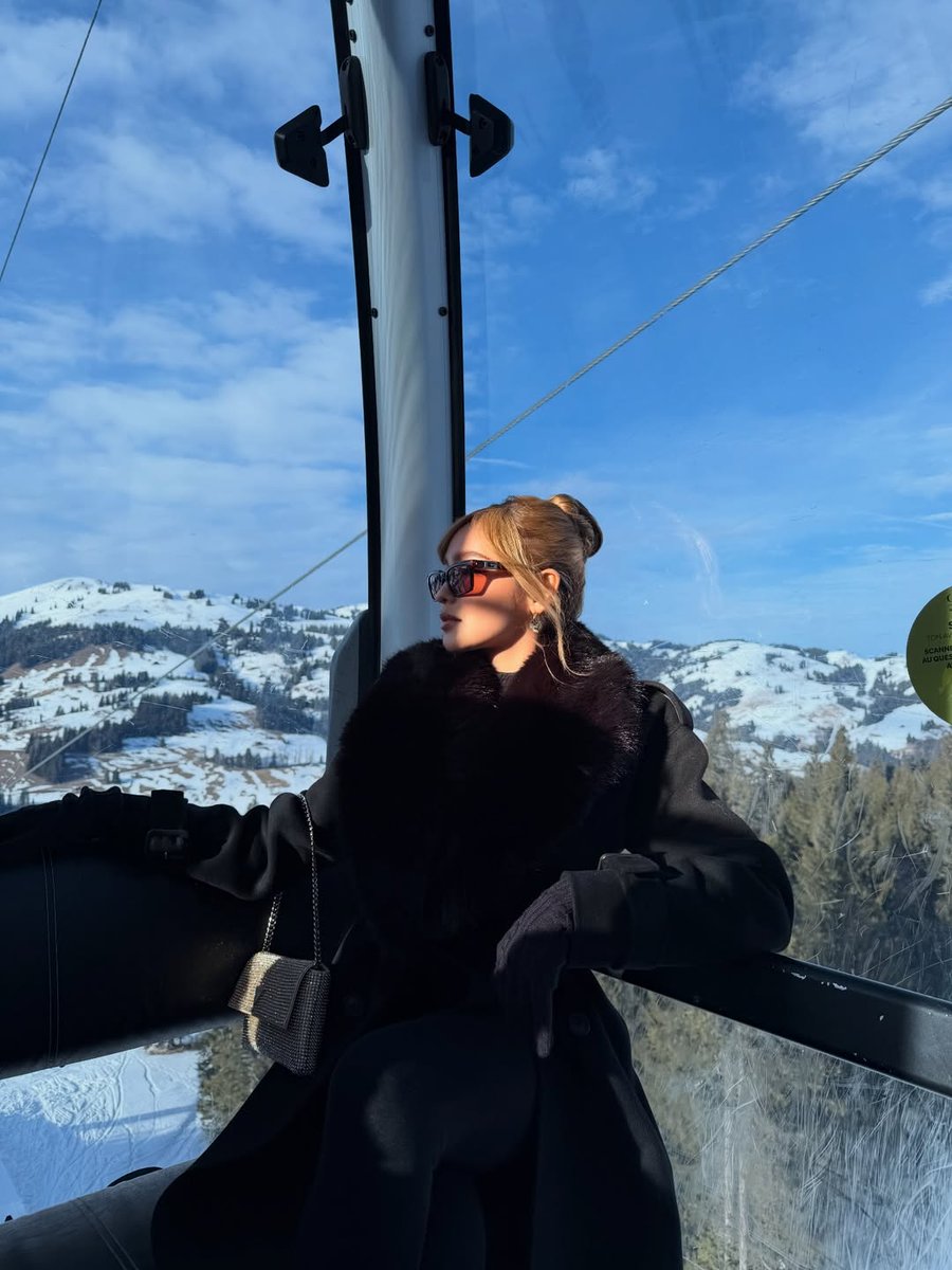 PilipinasToday_'s tweet photo. ANDREA BRILLANTES, CHIC & CLASSY SA SWITZERLAND ❄️🖤

Nag-post sa Instagram ang aktres na si Andrea Brillantes ng ilang pretty snaps matapos siyang dumalo sa event ng isang kilalang American clothing brand sa Switzerland.

“From the Alps to the runway,” saad niya sa post.

📸 COURTESY: blythe / Instagram
#PilipinasToday
#AndreaBrillantes