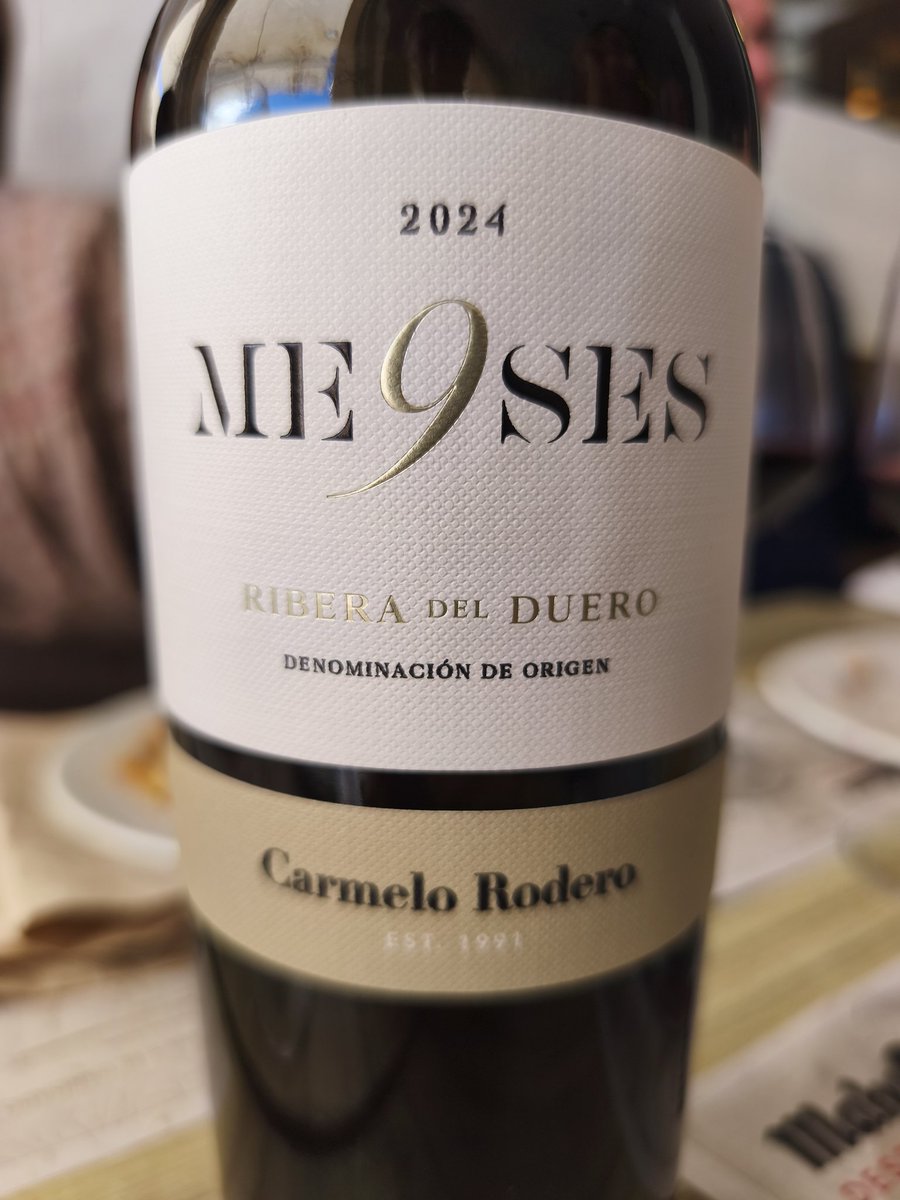 Cuentan que tiene la cualidad de conseguir que pases de la risa al llanto a la velocidad de un Ferrari.
Ideal para celebrar, para reencuentros, ascensos, descensos, decepciones y corazones rotos 😜